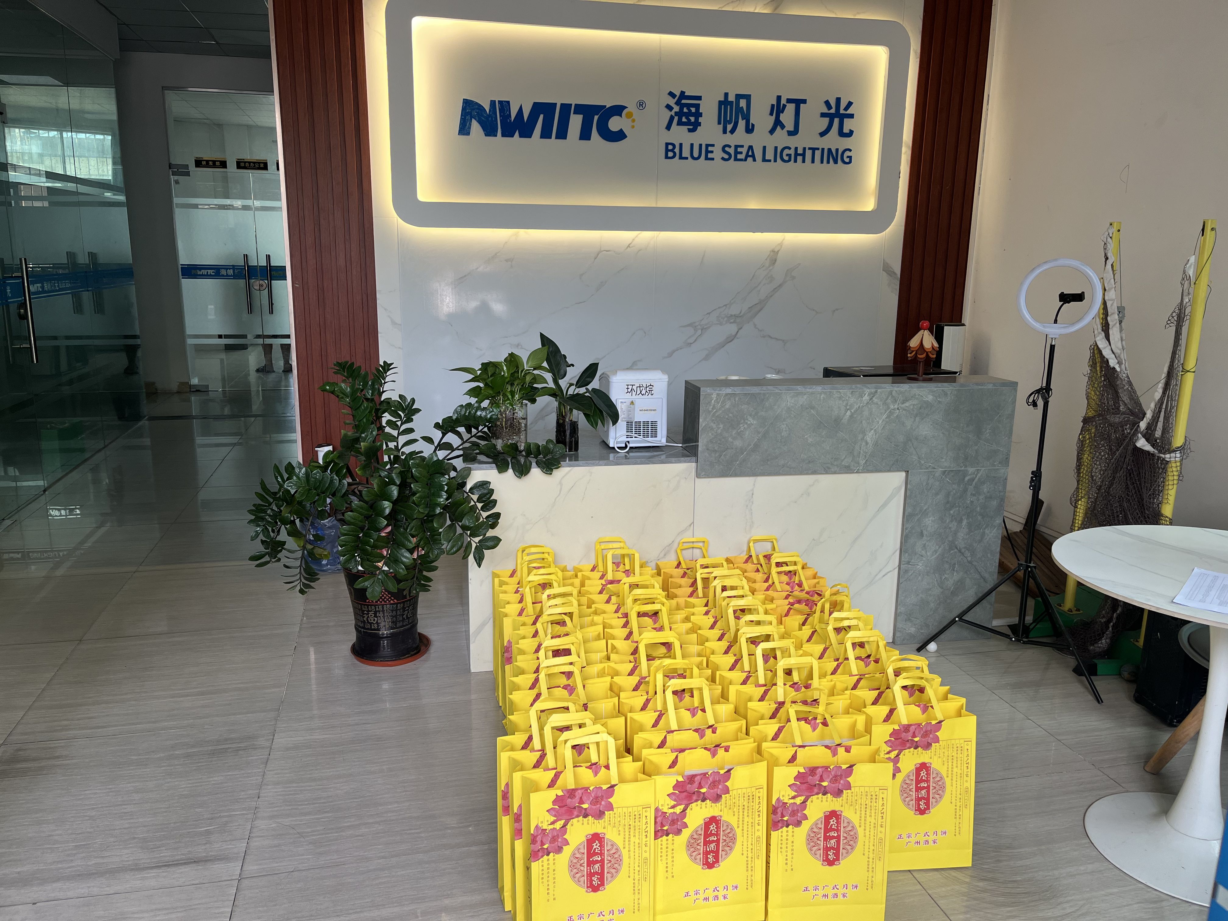 Blue Sea Lighting 2026 Mid-Autumn Festival Employee Welfare Event: Sharing Warmth and Celebrating Reunion with Mooncake Gifts