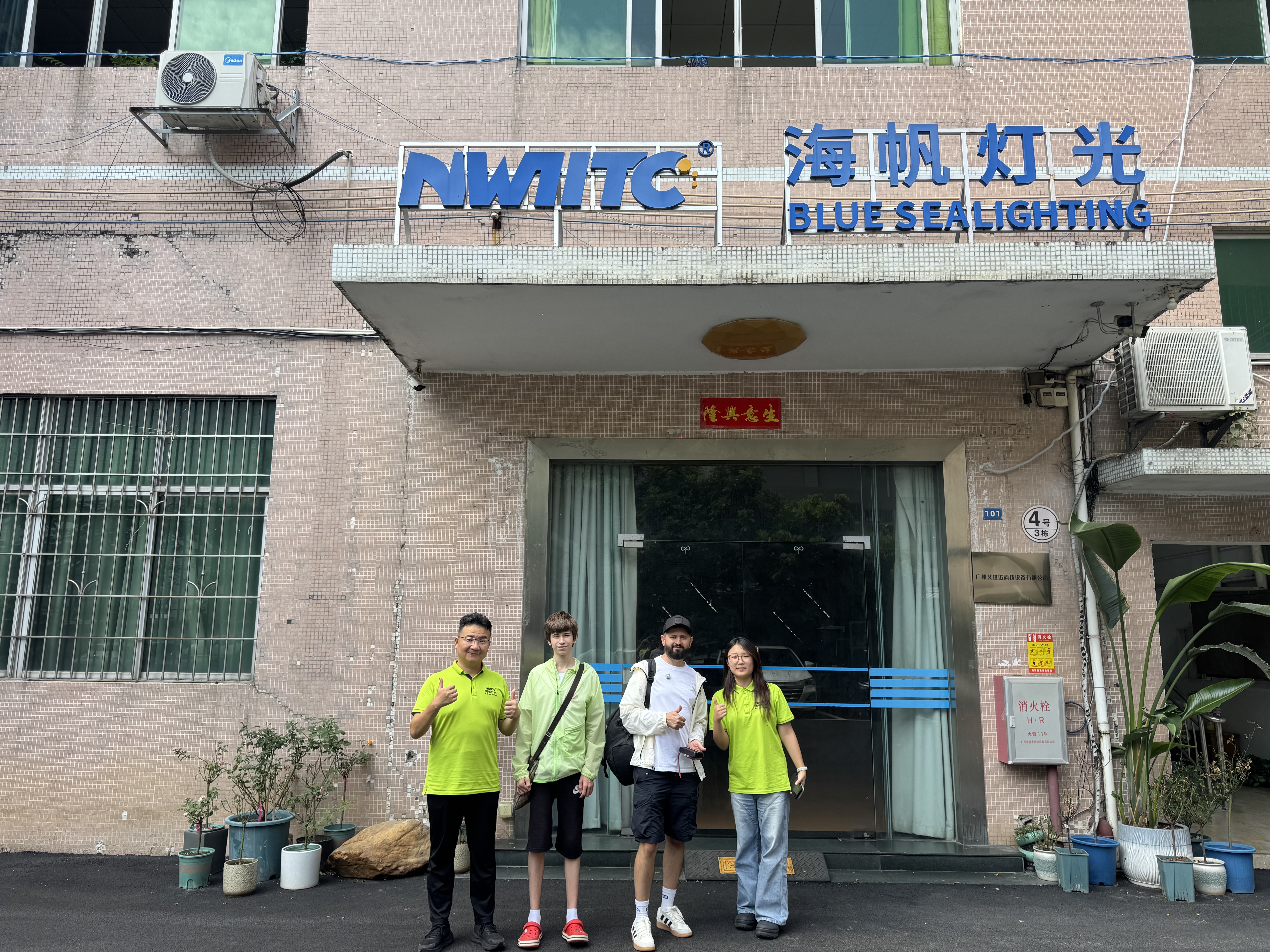 European Client Artem Visits Blue Sea Lighting Factory to Explore Future Opportunities in Professional Stage Lighting Development