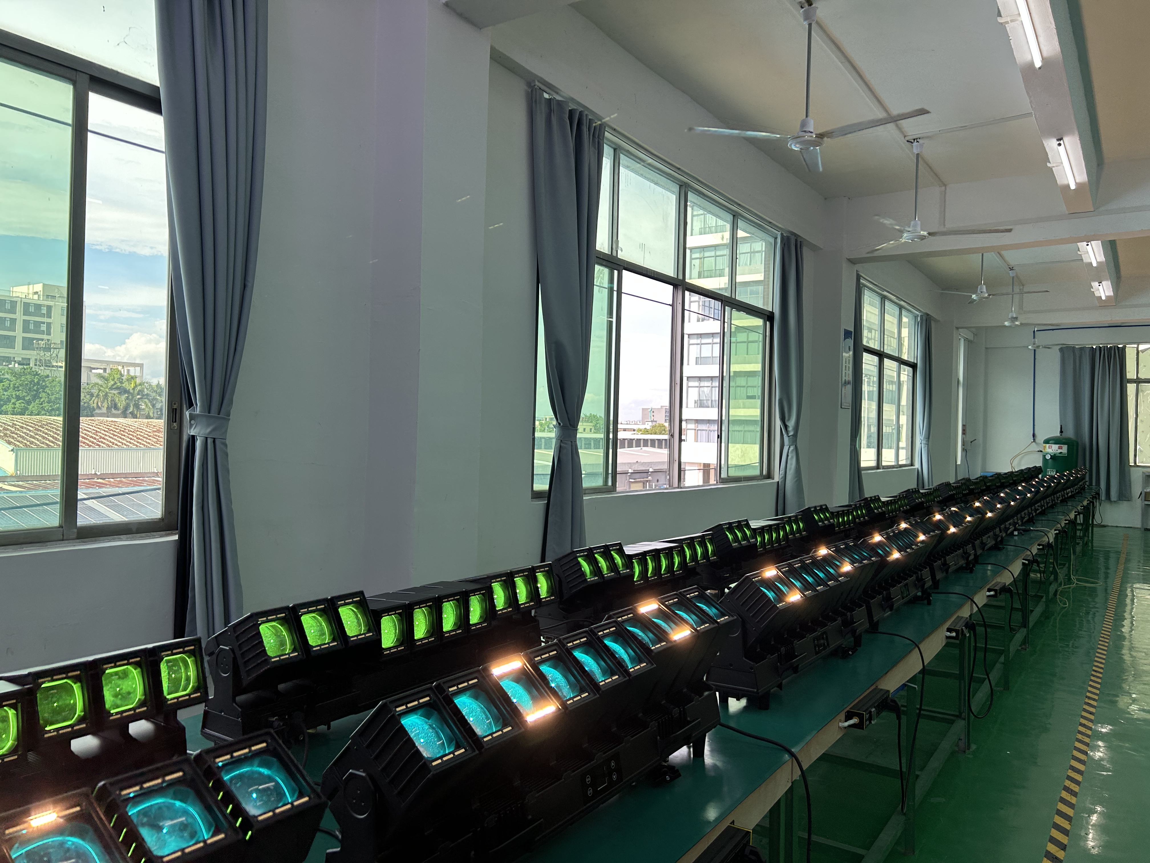 Production Line Testing: IP Waterproof 10x60W Pixel-Controlled Beam Zoom Wash LED Bar Moving Head Light