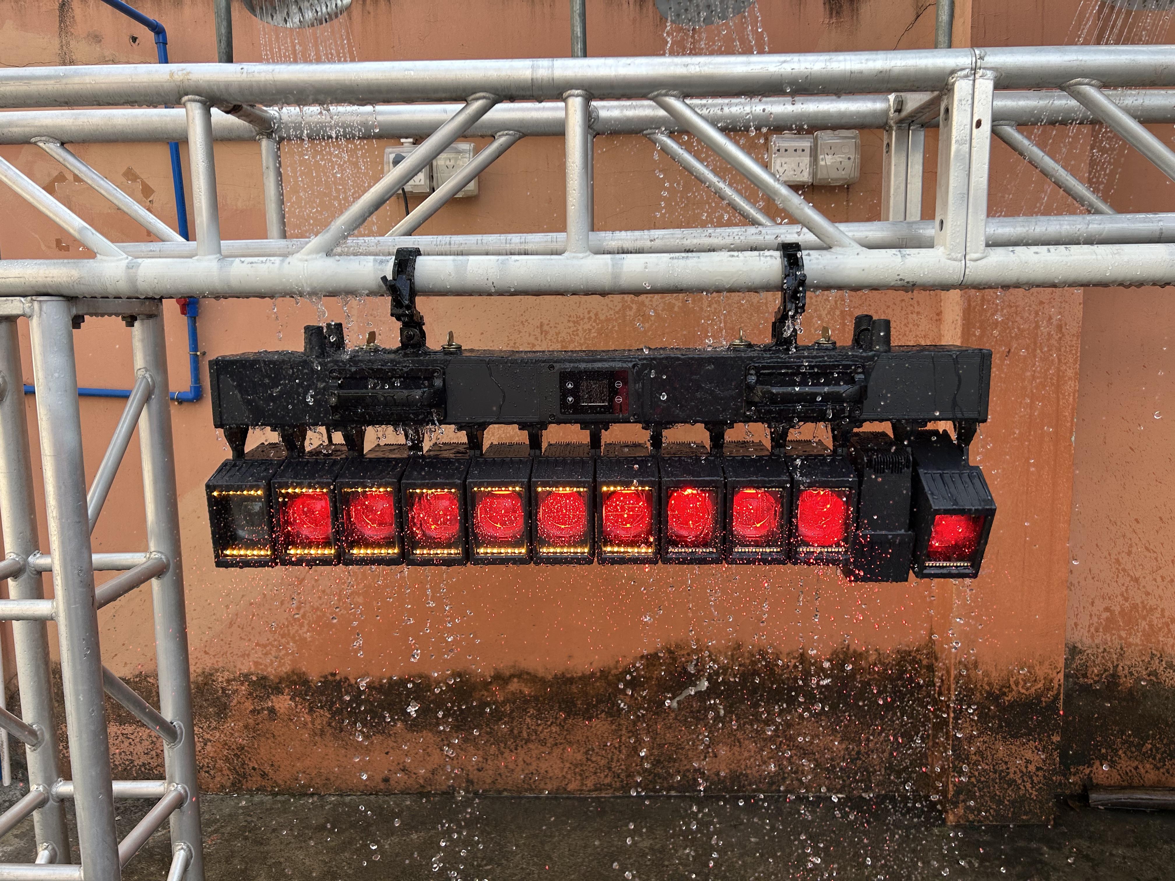 Outdoor waterproof pixel zoom wash light rain test