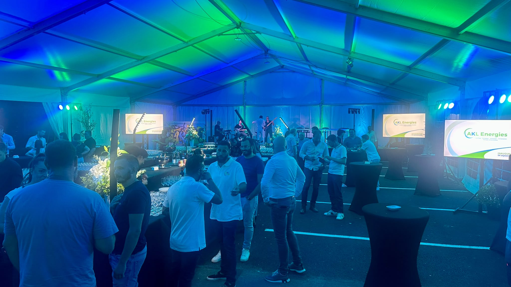French Customer Praises 9×18W RGBWA+UV Wireless Battery LED Mast Stand Light for Stable Performance at a Real Event