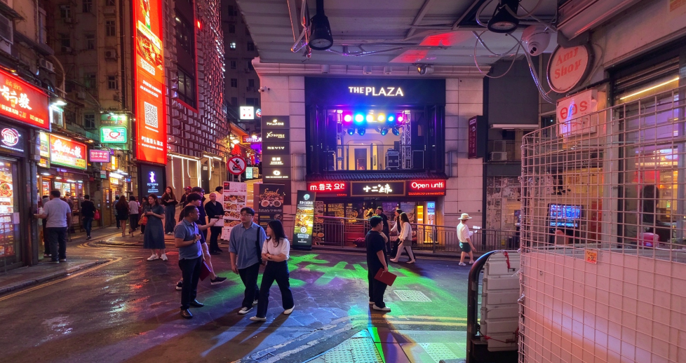 Hong Kong Customer Praises 8 Units of Blue Sea Touch Screen Custom Waterproof Par Lights: Lighting Up the Lan Kwai Fong Halloween Carnival Night!