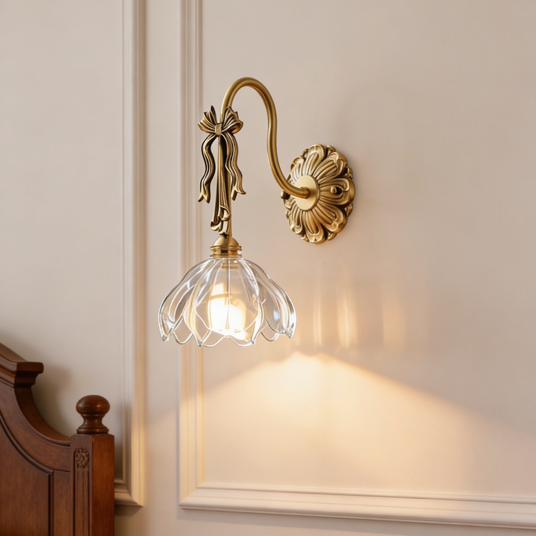 Floral Vintage Wall Lamp – Petal Glass & Brass Sconce