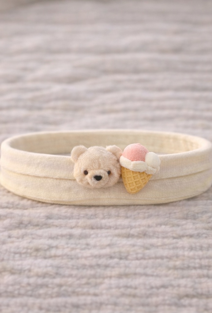 Diadema infantil con muñequita adorable, tacto delicado y look limpio para recién nacida y regalo