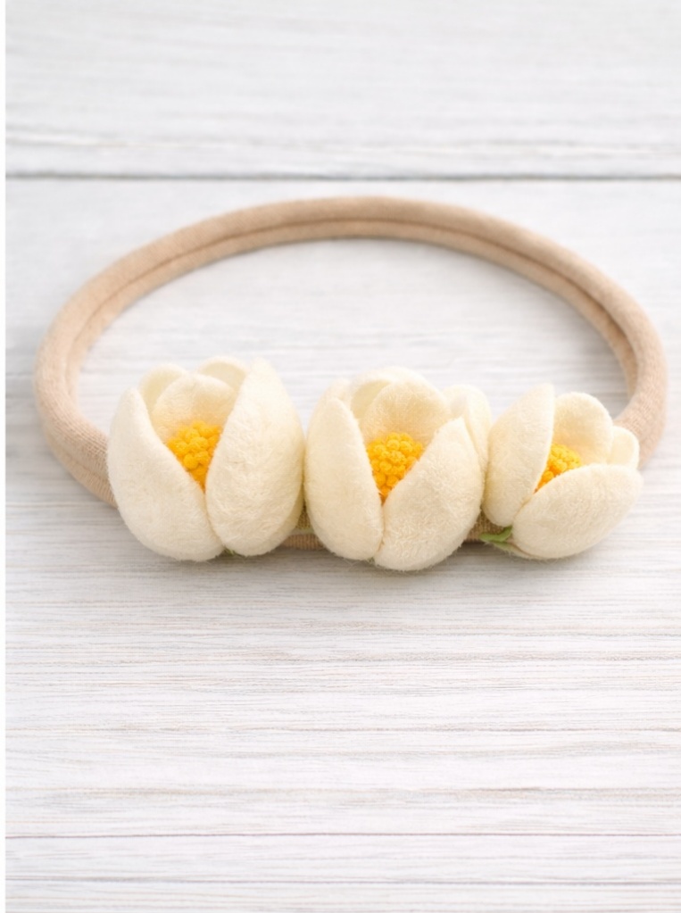 Sanfte Blütenpracht Baby-Stirnband – Cremefarbene Tulpen aus Filz