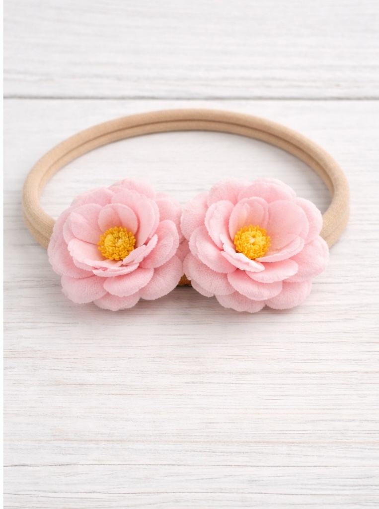Diadema para bebé con flores rosadas – Encanto suave y artesanal