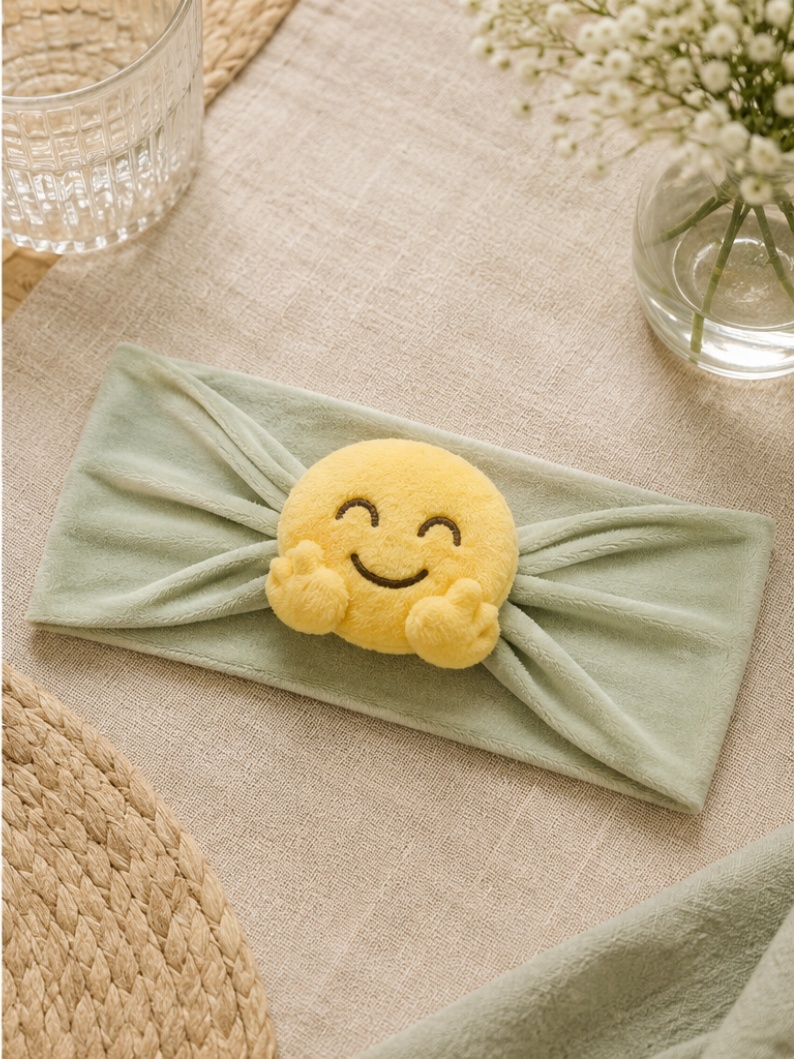 Bentiță de pluș pentru bebeluși, OEM en-gros, cu păpușă emoji zâmbitoare detașabilă — accesoriu moale pentru boutique-uri
