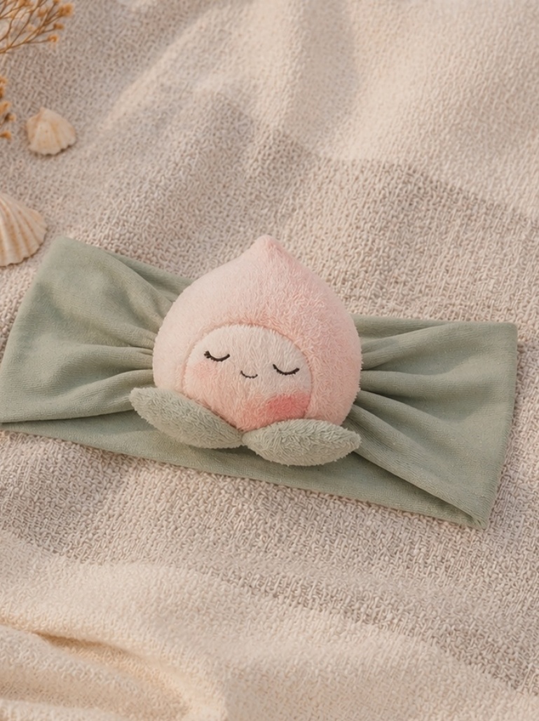 Baby-Headwrap mit schlafender Pfirsichknospe – sanfte Boutique-Optik und B2B-Geschenkpotenzial