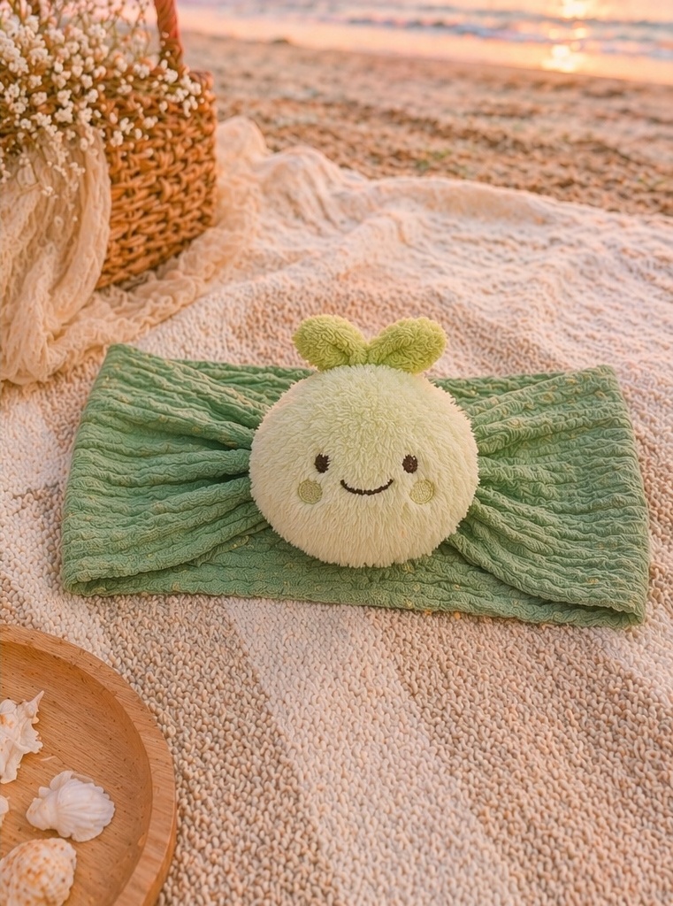 Breites Baby-Stirnband mit fröhlicher Sprossen-Plüschfigur für naturinspirierte Geschenk- und Boutiquekollektionen