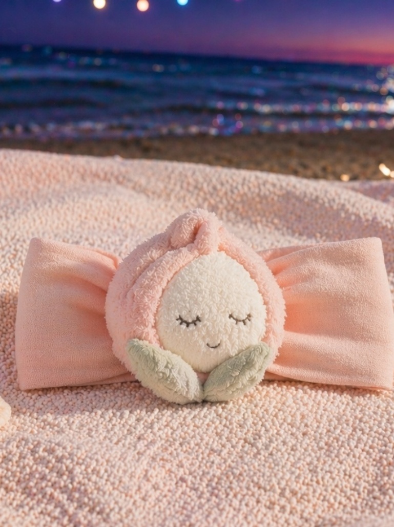 Bandeau bébé en peluche bouton fleuri endormi – douceur visuelle, attrait cadeau et potentiel B2B
