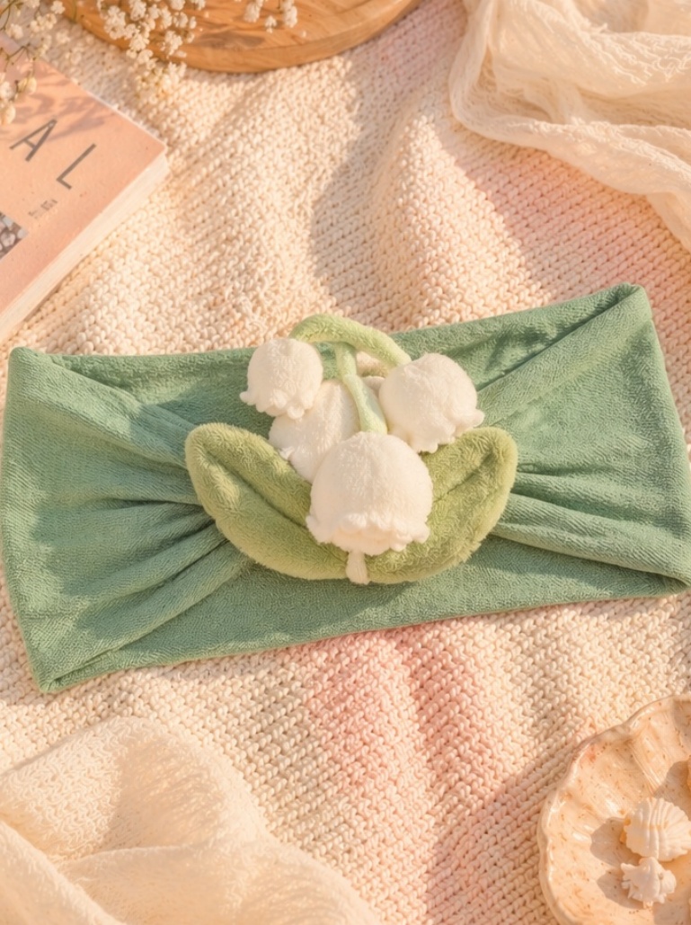 Diadema ancha para bebé con lirios del valle de peluche – elegancia floral y valor B2B para boutique