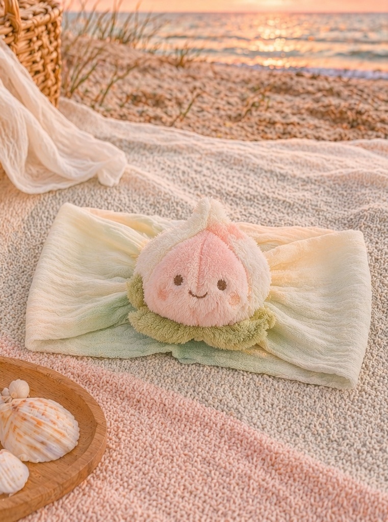 ギフト向けに映える 桃の実キャラクターの幅広ベビーぬいぐるみヘアバンド