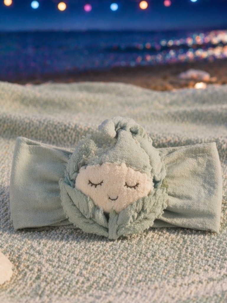 Bandeau bébé avec poupée pousse endormie – douceur botanique et valeur B2B pour collections cadeaux