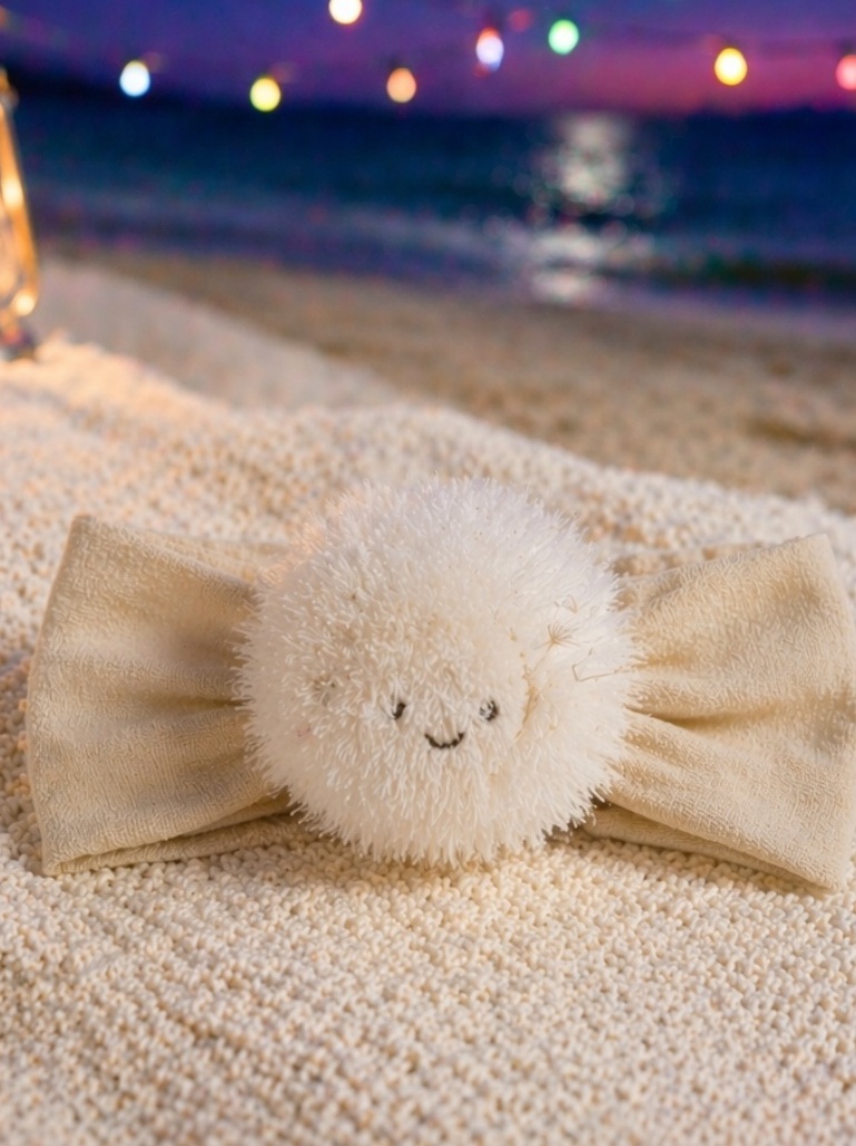 Faixa larga para bebê com pompom dente-de-leão em pelúcia – suavidade visual, valor presente e força B2B