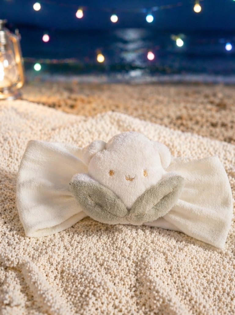 Diadema ancha para bebé con brote blanco sonriente de peluche – imagen suave, efecto boutique y valor B2B