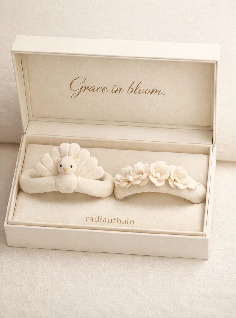Coffret luxe bandeaux bébé paon et fleurs en peluche pour boutiques premium, cadeaux naissance et séances photo