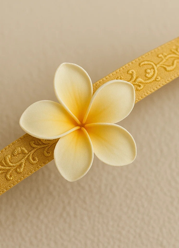 Faixa de cabeça de bebê de pelúcia feita à mão com bordado de flor de plumeria amarela e branca – Macia e elegante para bebês e crianças pequenas