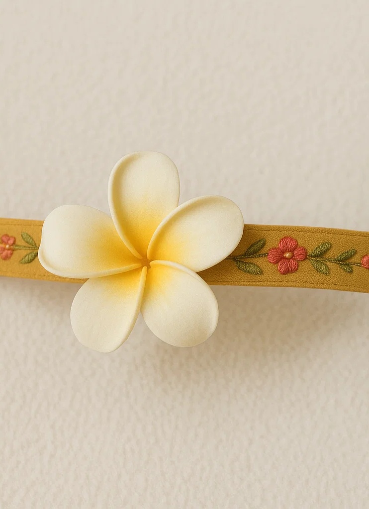 Diadema de bebé de felpa hecha a mano con bordado de flor de plumeria amarilla y blanca – Suave y elegante para bebés y niños pequeños