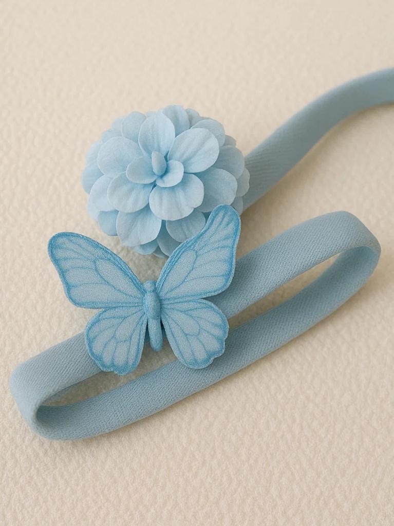 Diadema para bebé azul con mariposa y tres flores – Banda de pelo suave hecha a mano con cuentas colgantes