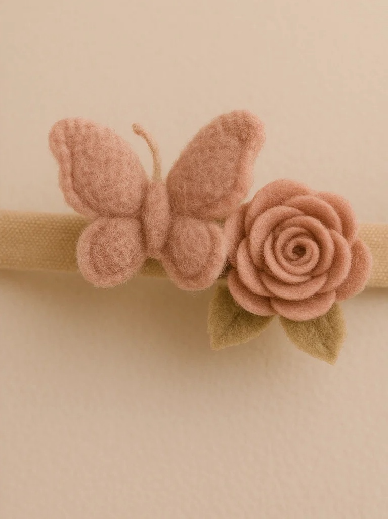 Tiara de Bebê Pêssego com Borboleta e Flor – Faixa de Cabelo de Pelúcia Feita à Mão para Recém-nascidos