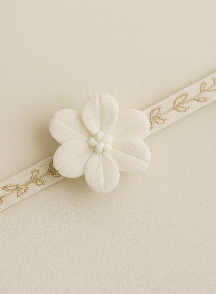 Bentita elegantă pentru bebeluși cu floare crem – Accesoriu elastic moale pentru nou-născuți