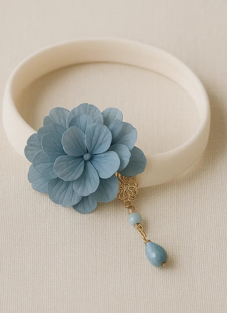 Faixa de cabelo bordada para bebê com flor e detalhe de folha