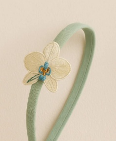 Embroidered Green Baby Headband with White Floral Appliqué – Soft Newborn Hair Accessory
