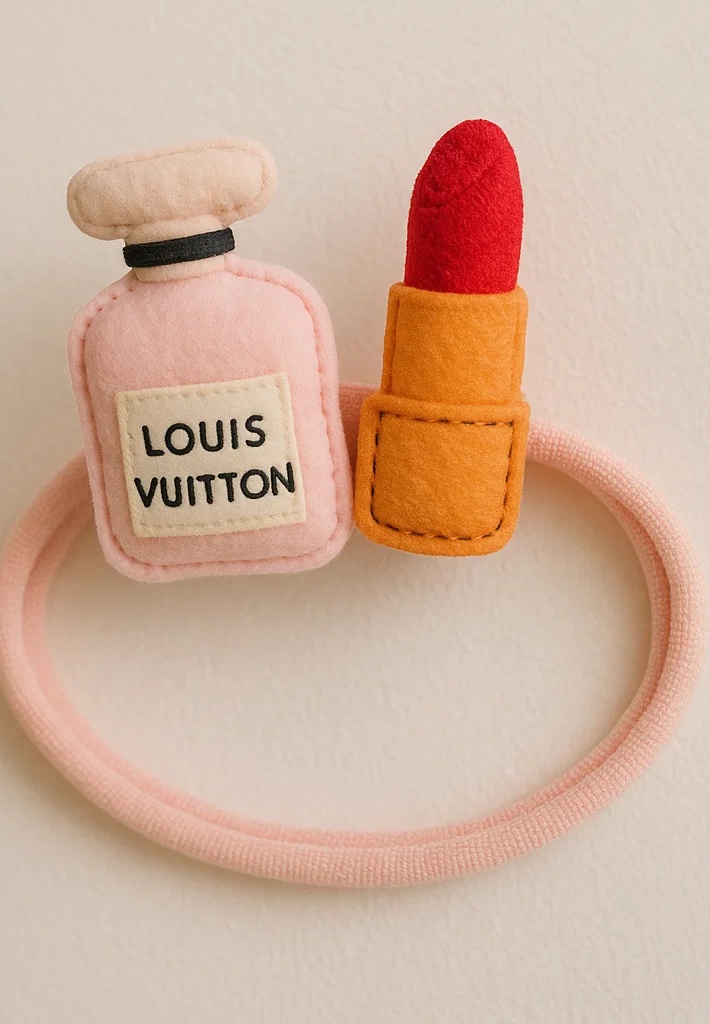 Faixa de cabelo para bebê menina com perfume Louis Vuitton e design de batom de pelúcia