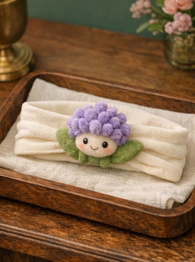 Bandeau bébé avec fleur violette en peluche – un article gagnant pour grossistes et boutiques cadeaux