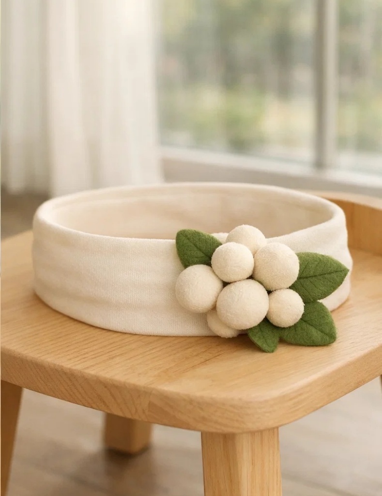 Niedliches Stirnband für Babys mit weißen Beeren – Naturdesign für B2B-Händler
