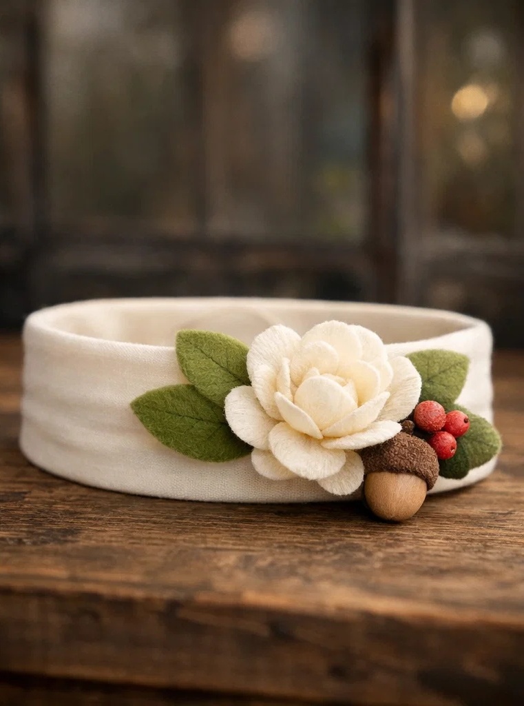 Bandeau bébé floral apprécié des acheteurs B2B avec rose ivoire et détail gland