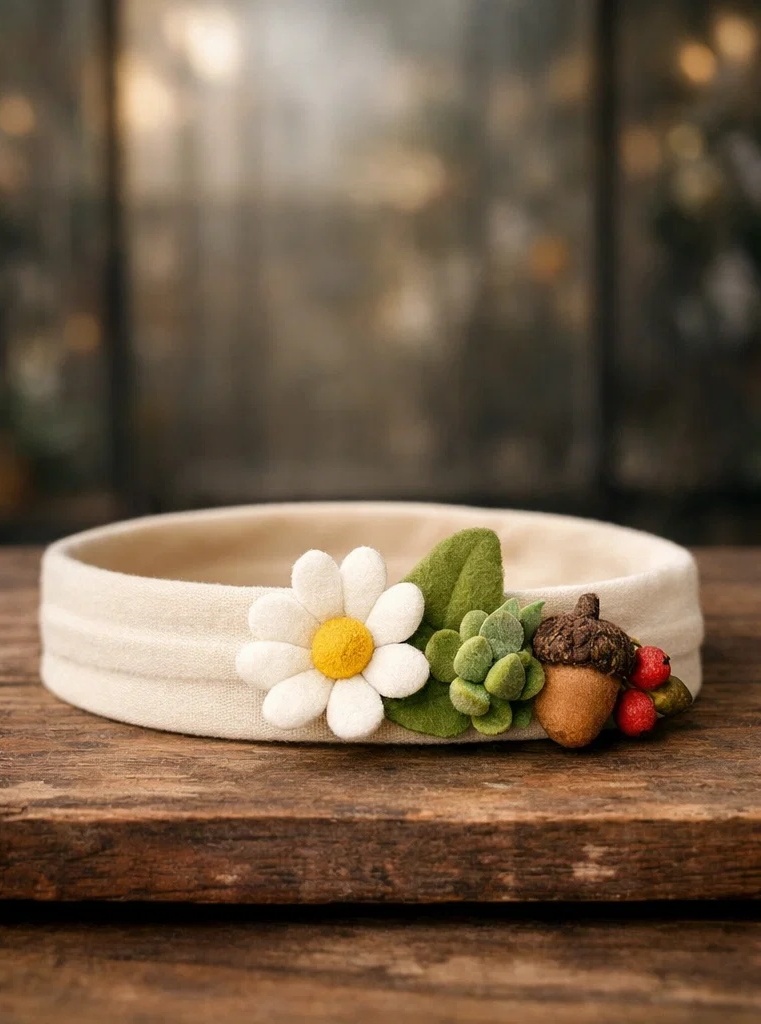 Diadema para bebé preferida por clientes B2B con margarita, hojas verdes y detalle de bellota