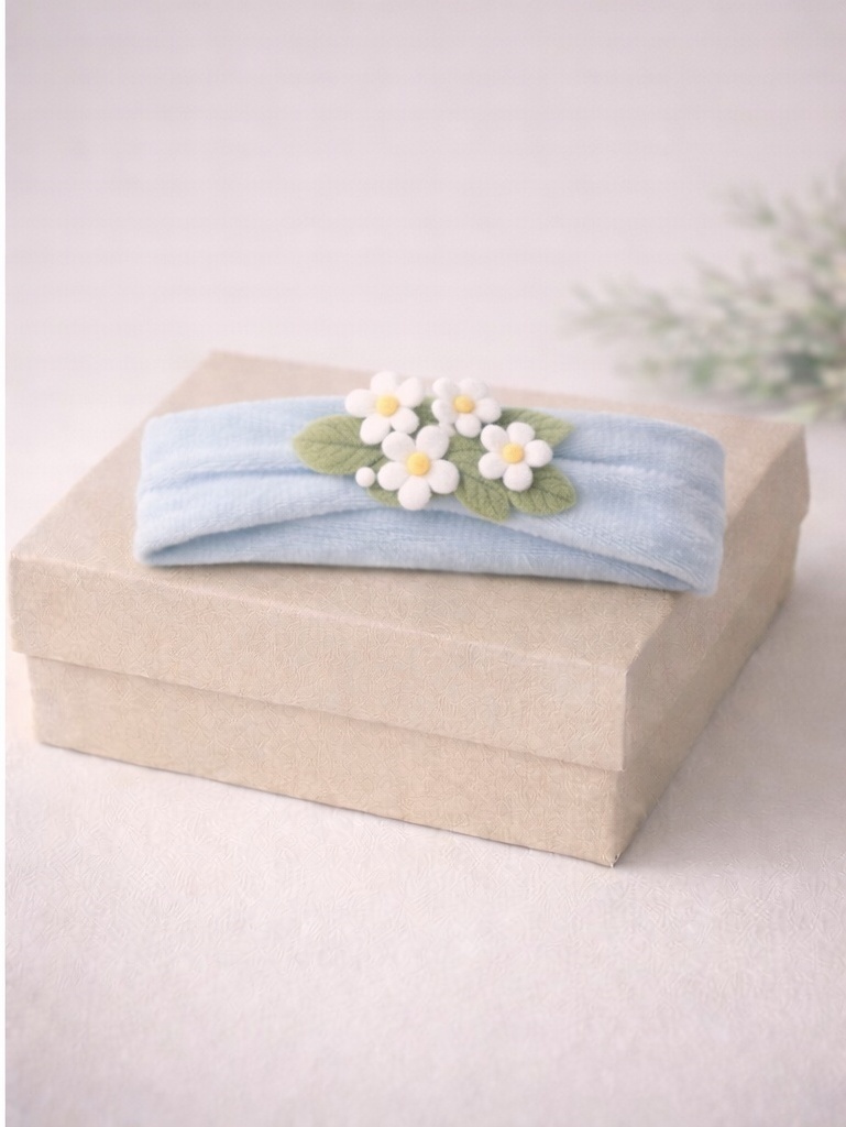 Blue Daisies Baby Headband – Soft Hue with Delicate Floral Arrangement