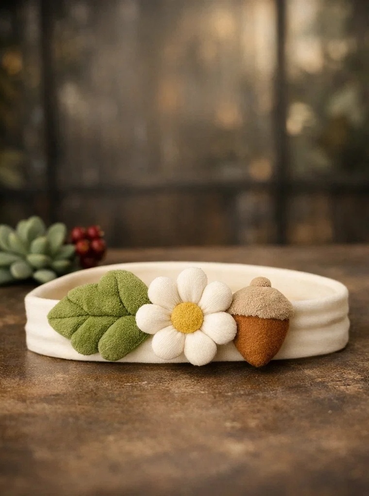 Bandeau bébé floral apprécié des acheteurs B2B avec marguerite, feuillage et gland