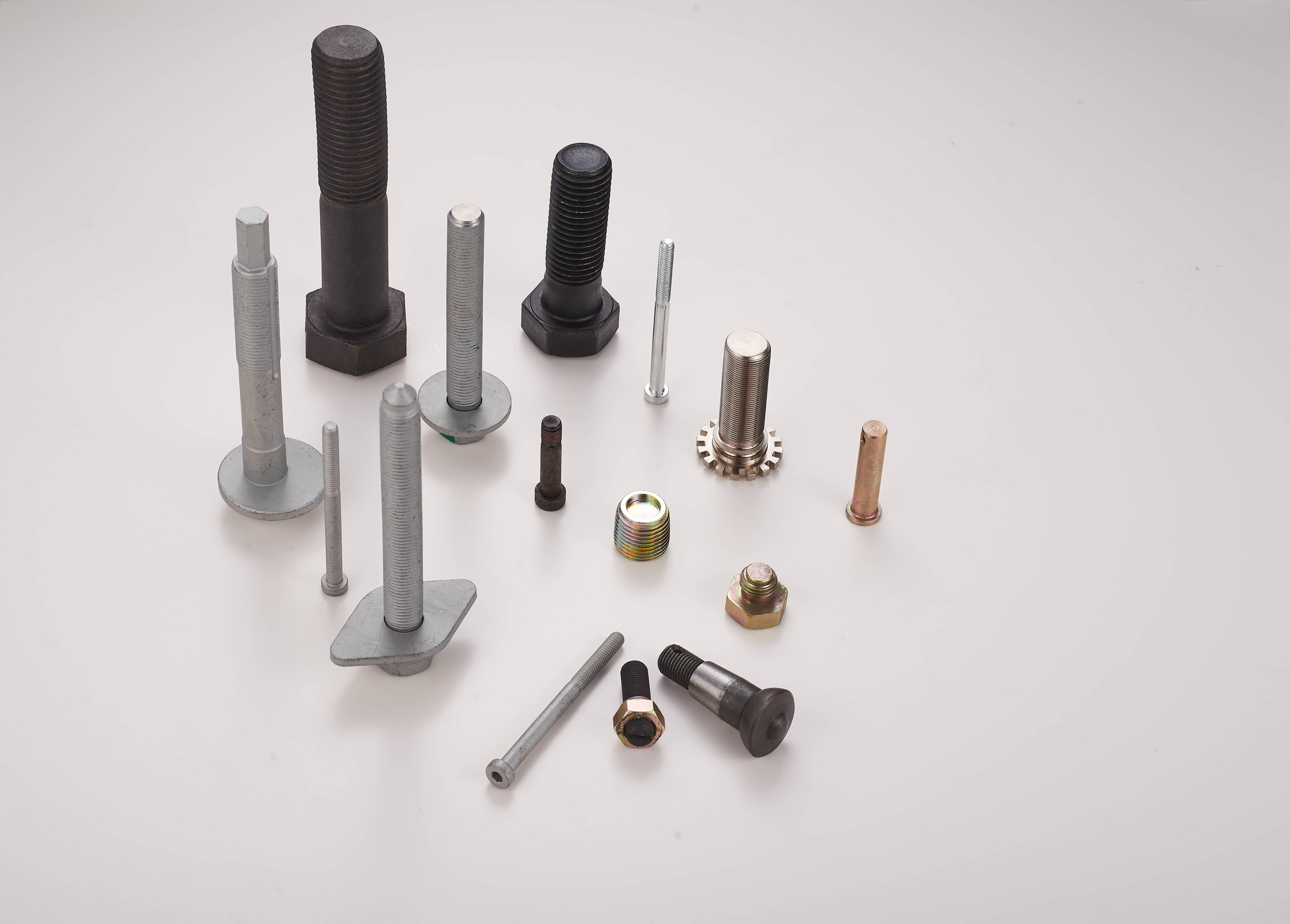 Industrielles Befestigungsset – Bolzen, Schrauben, Muttern und Stifte
