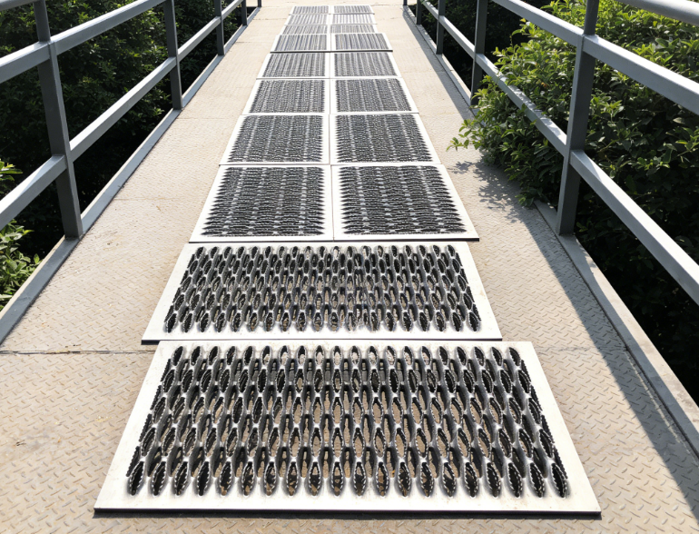 Galvanized Crocodile Mouth Anti Slip Safety Grating for Outdoor Platform Heavy Duty Metal Perforated Panel
