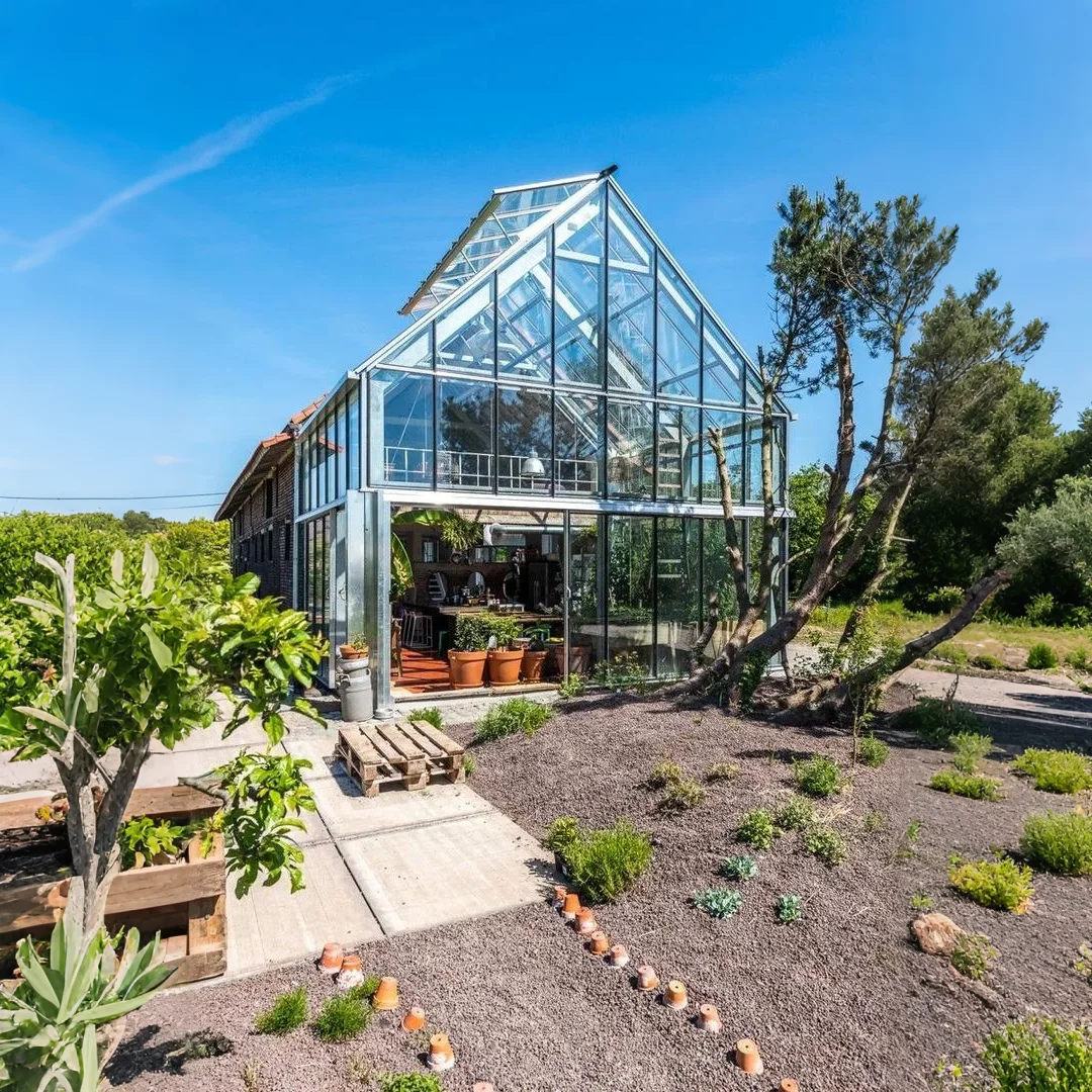 Panoramic Minimalist Acrylic Sunroom