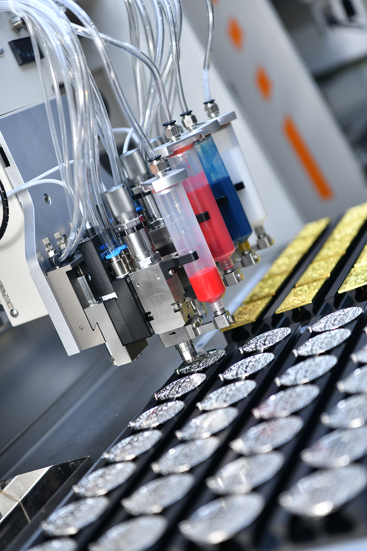 Enamel Emoji Lapel Badge Filling Machine