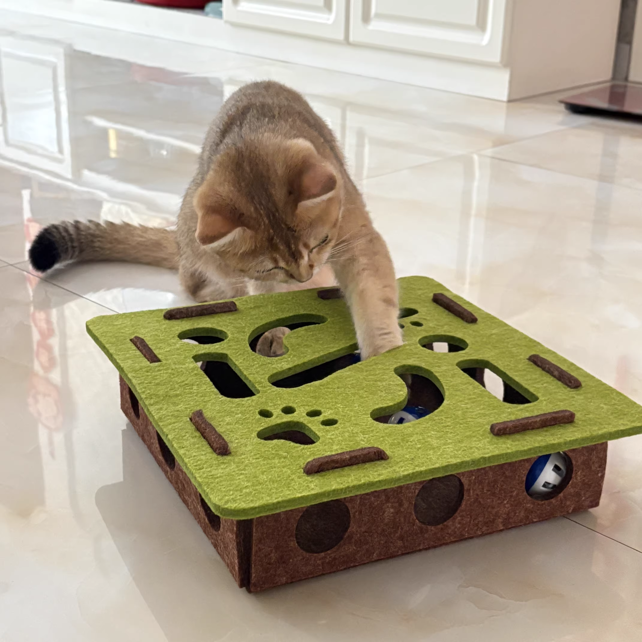 Interactive Felt Cat Puzzle Maze Toy with Ball Track