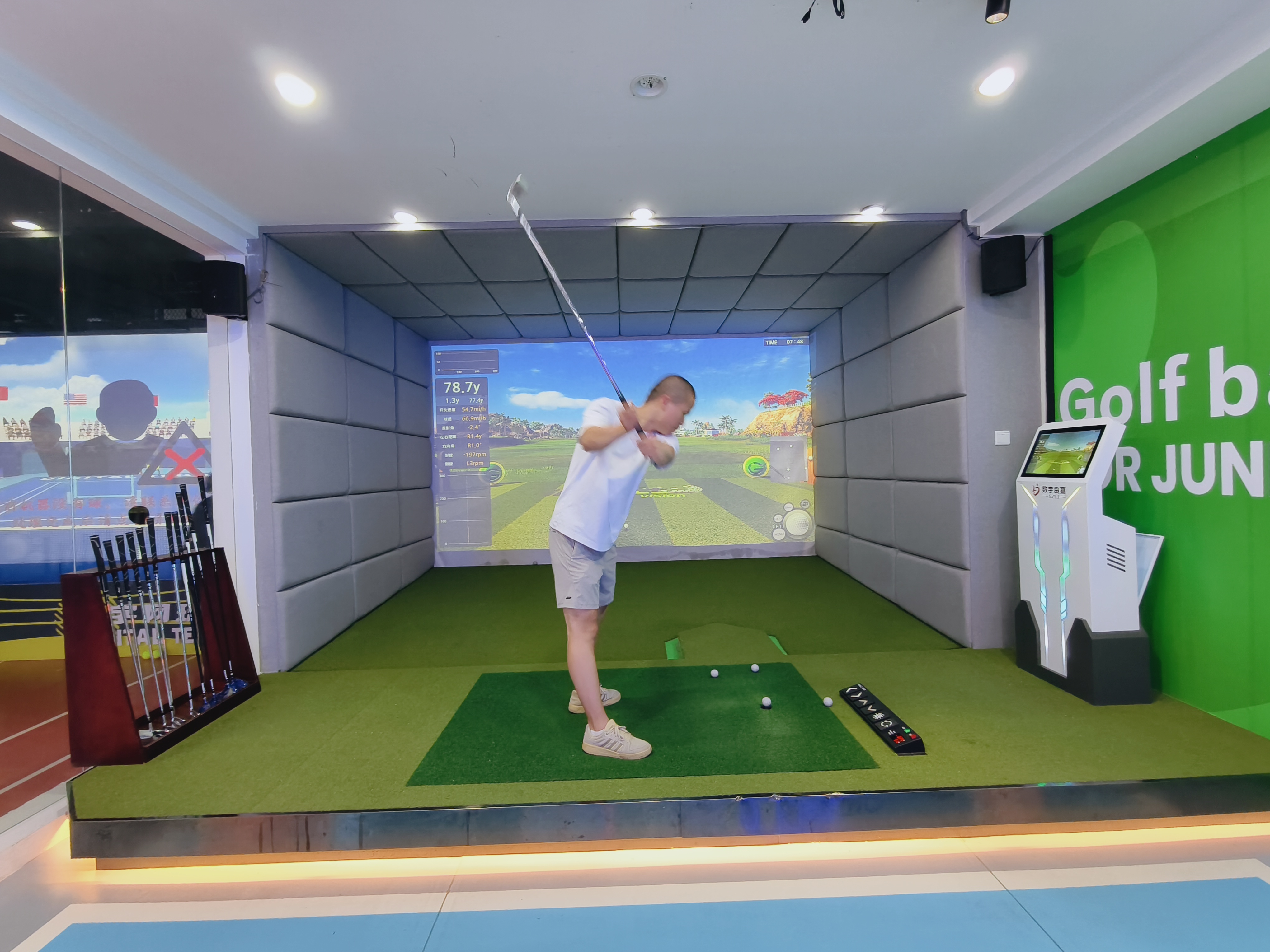 Trendy Sports Golf Game Machines Video Arcade for Shopping Malls Realistic Simulation Coin Operated