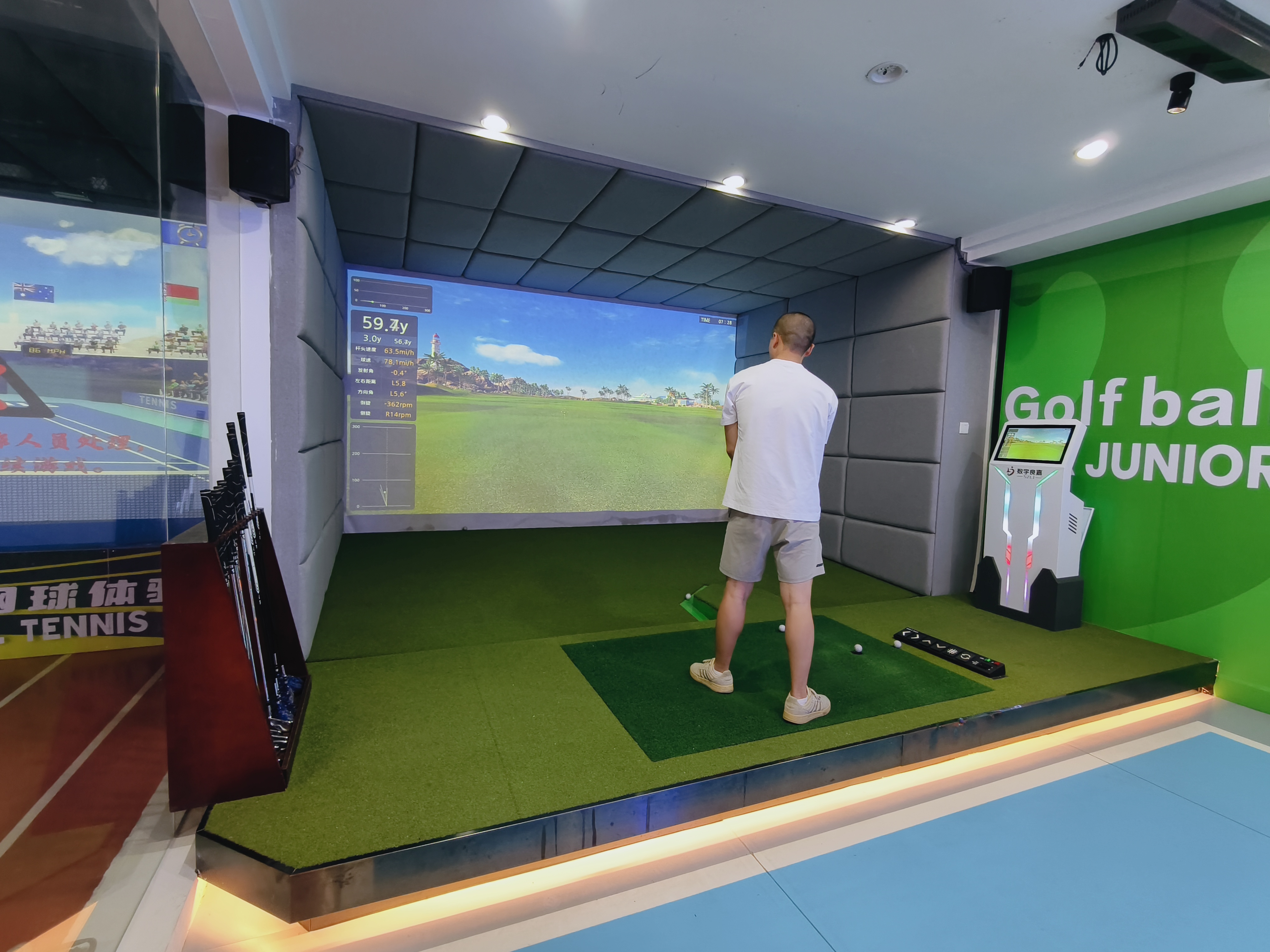 Trendy Sports Golf Game Machines Video Arcade for Shopping Malls Realistic Simulation Coin Operated