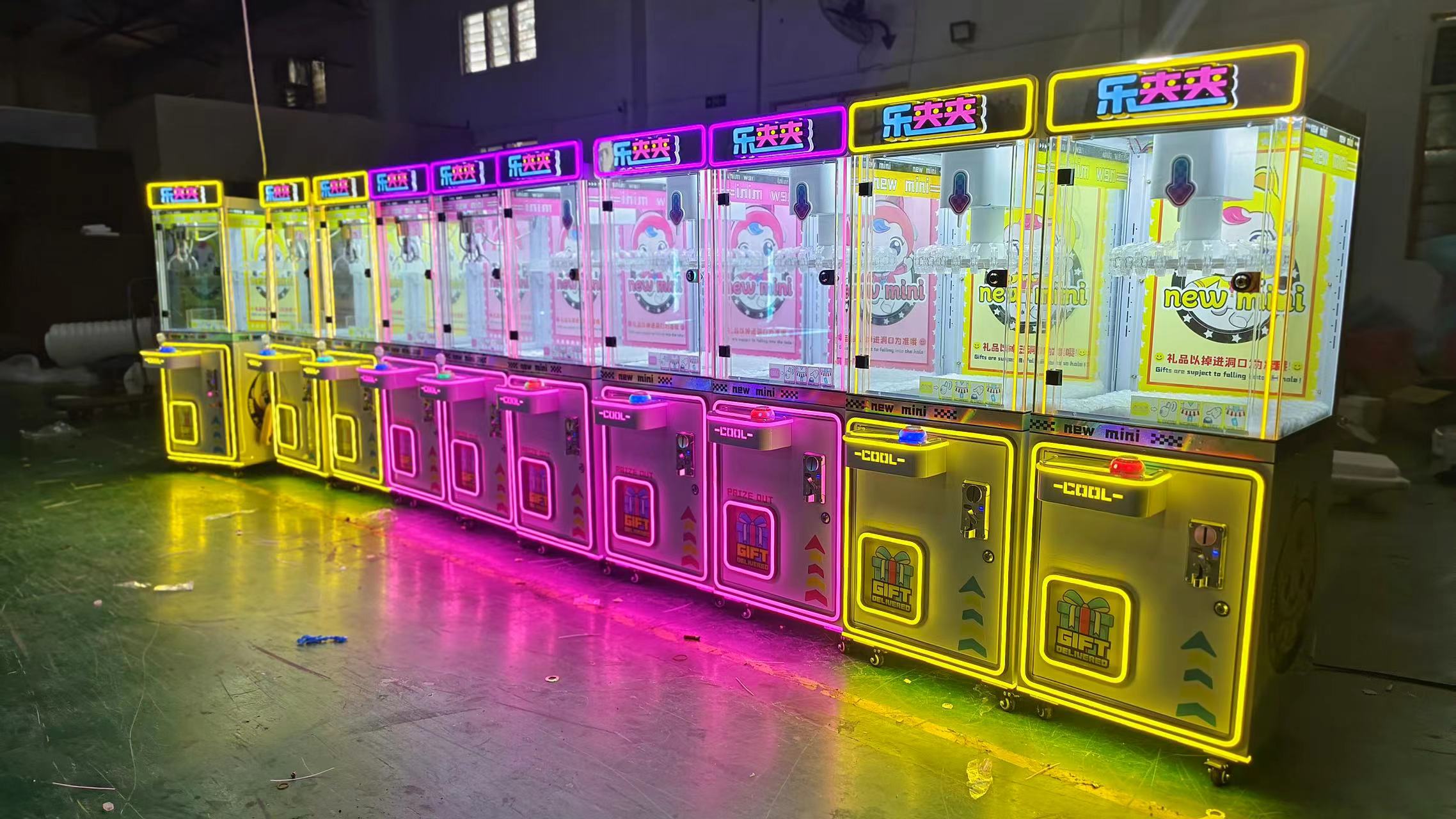 Fashionable Coin-Operated Video Game Crane Machine Kids' Exclusive Play Equipment Metal Construction Gift for Children's