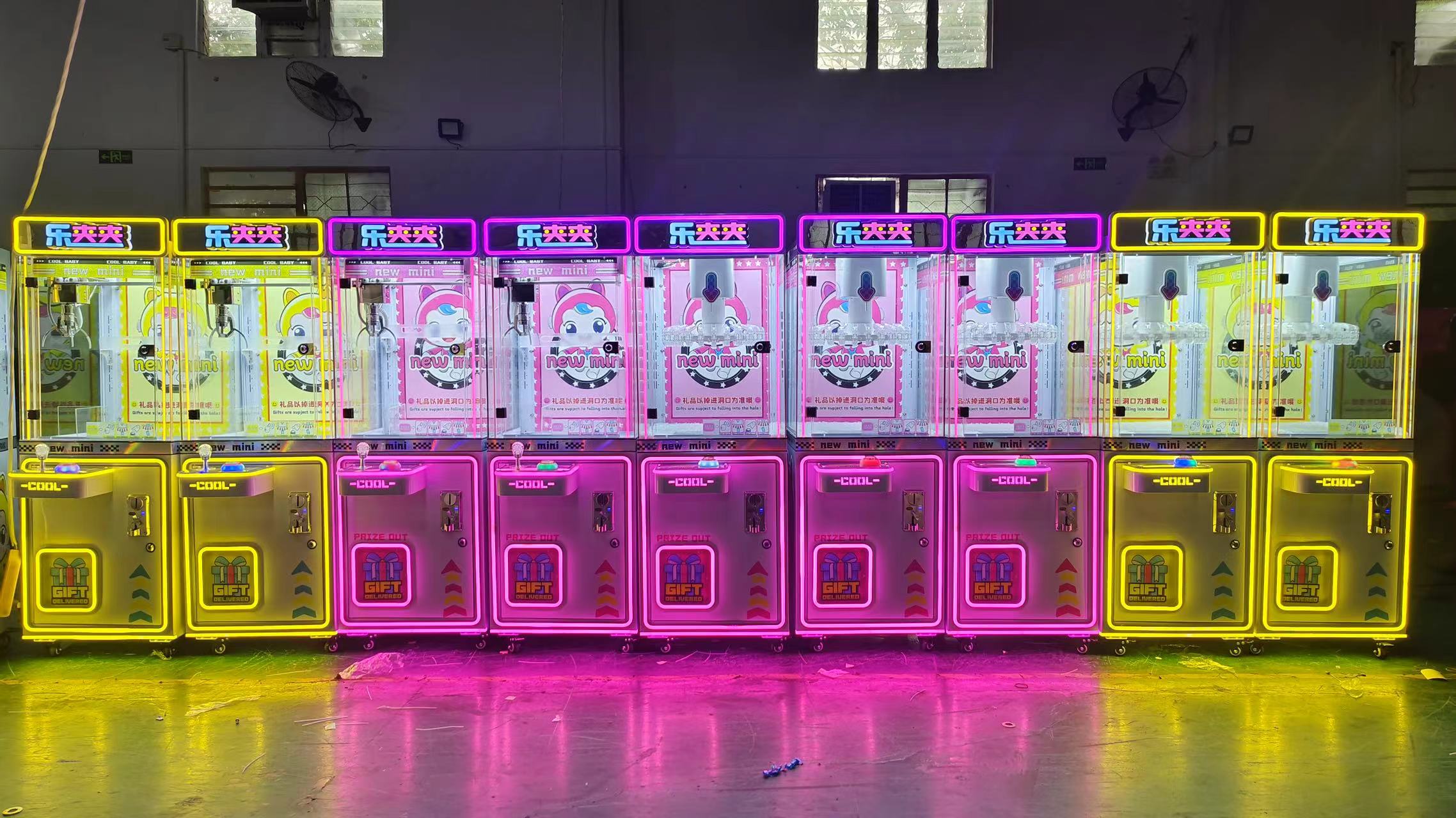 Fashionable Coin-Operated Video Game Crane Machine Kids' Exclusive Play Equipment Metal Construction Gift for Children's