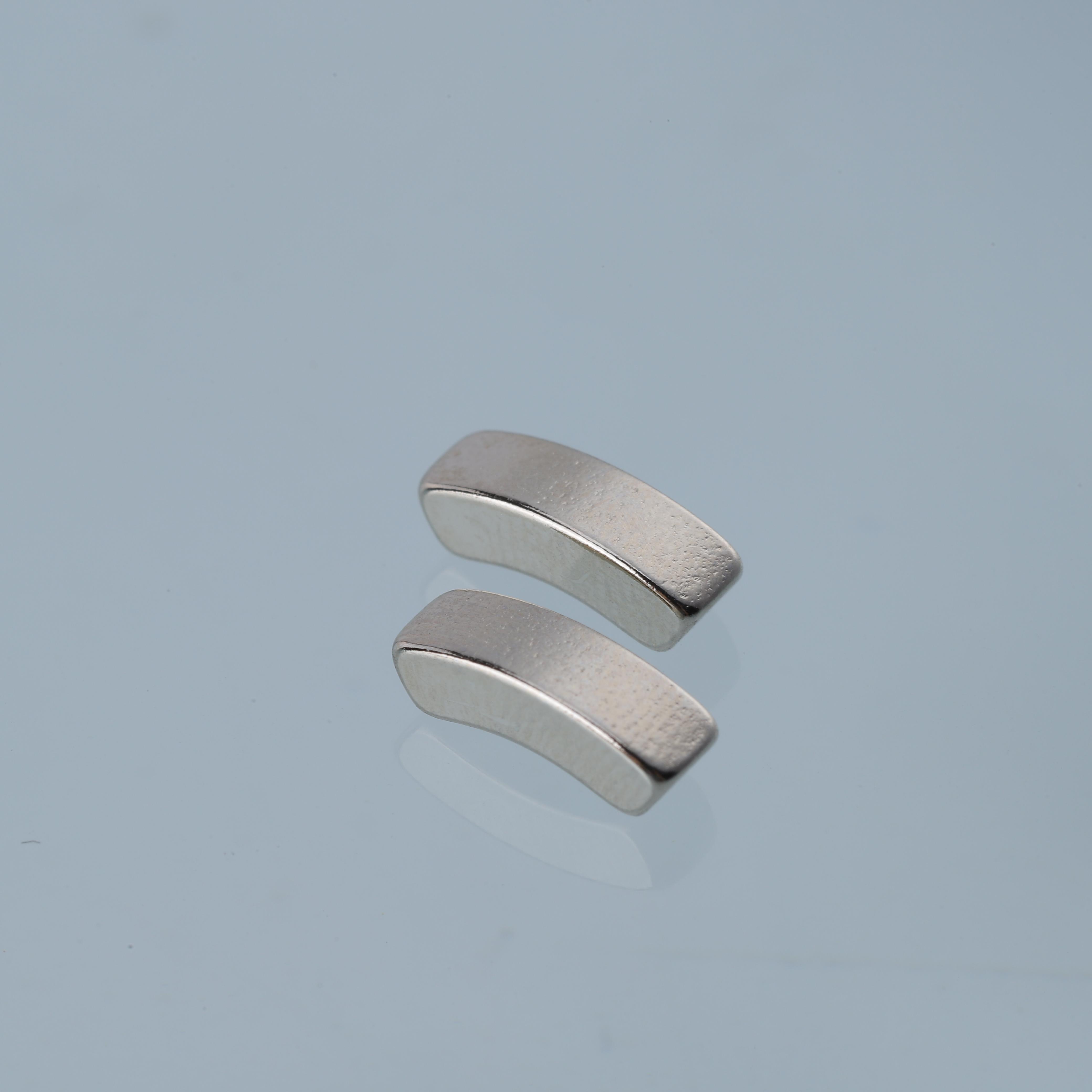 Magnets for smart earphones