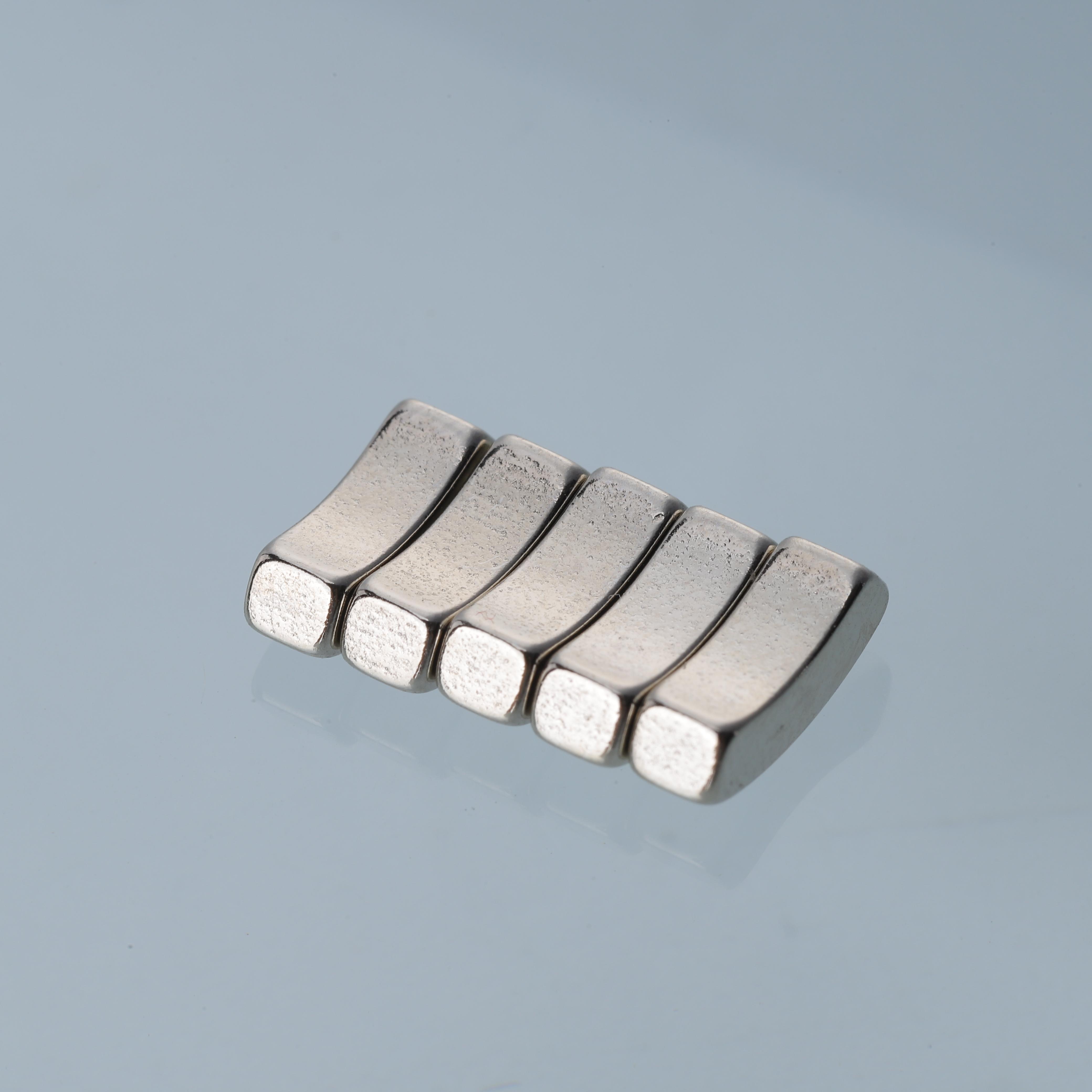 Magnets for smart earphones