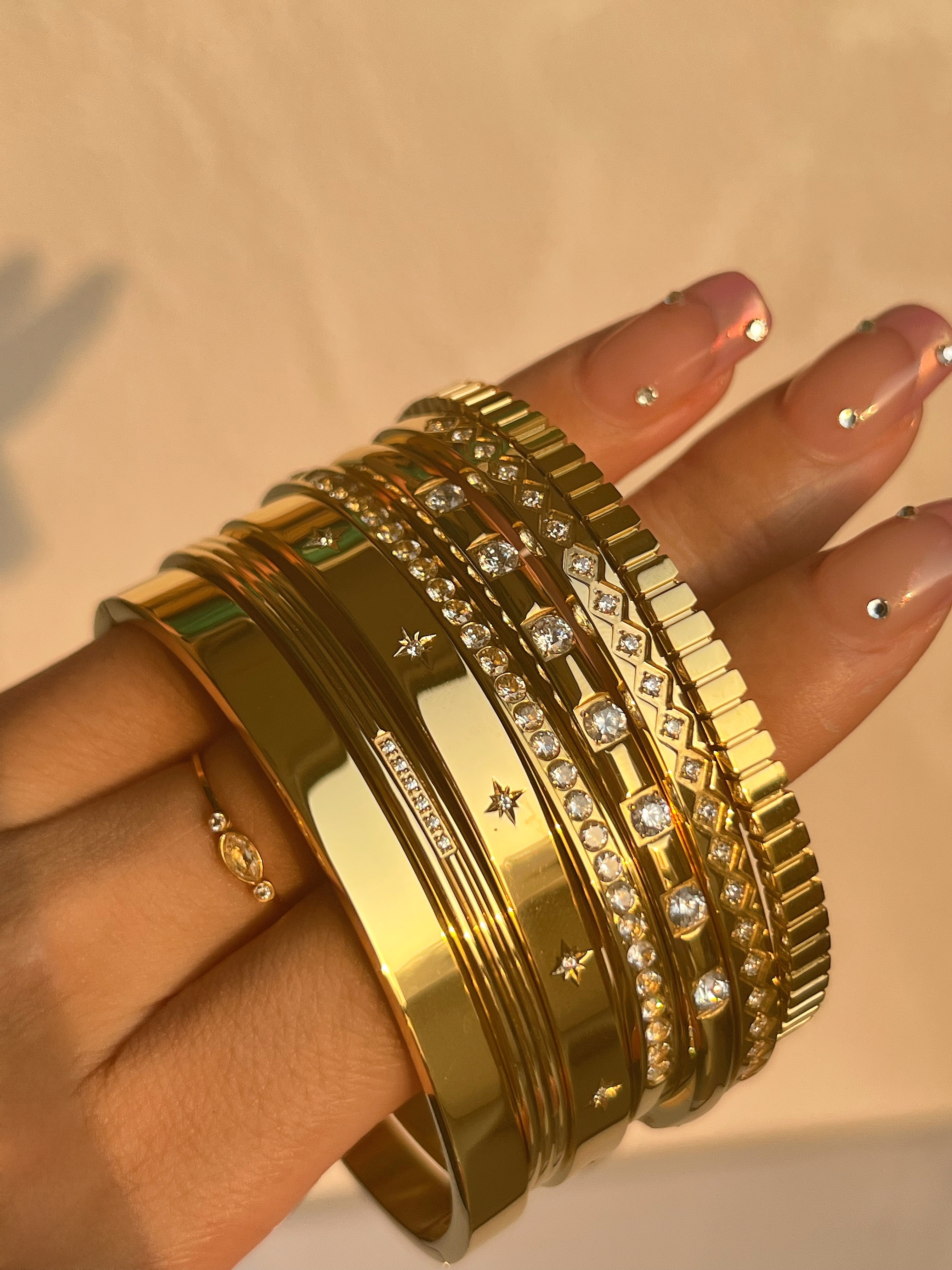 2025 New 18k Gold Plated 316l Stainless Steel Super Shiny Hinge Hypoallergenic Simple Camber 4mm Bracelet Jewelry