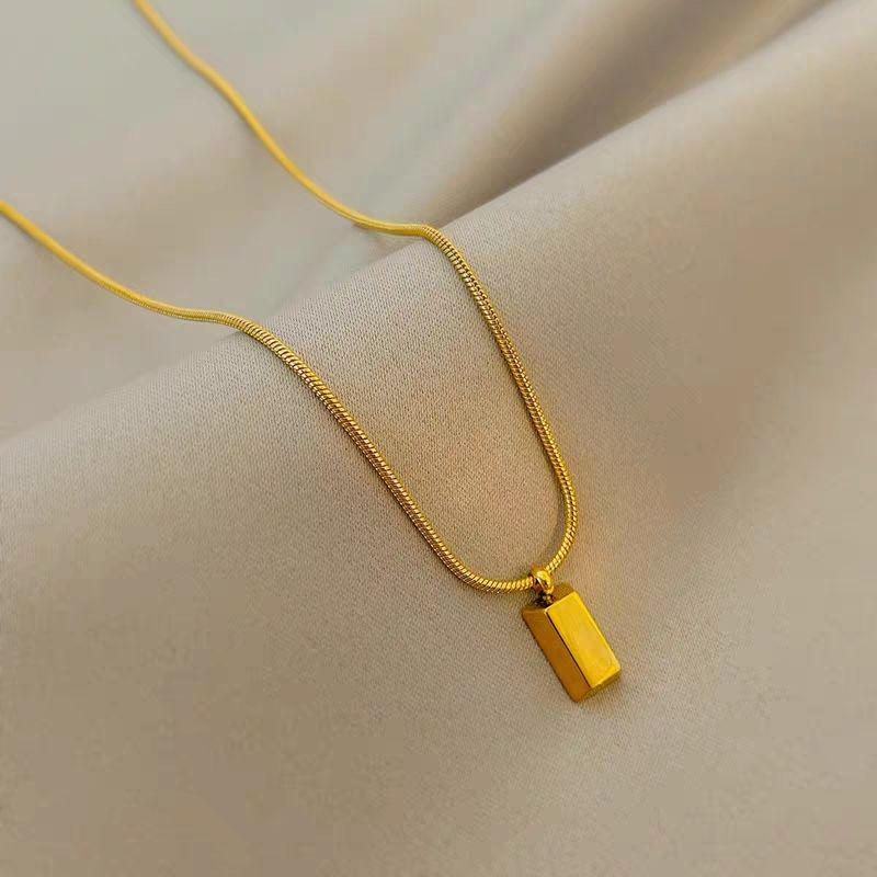 3D Gold Bar Pendant Necklace – Minimalist Statement Jewelry for Men & Women