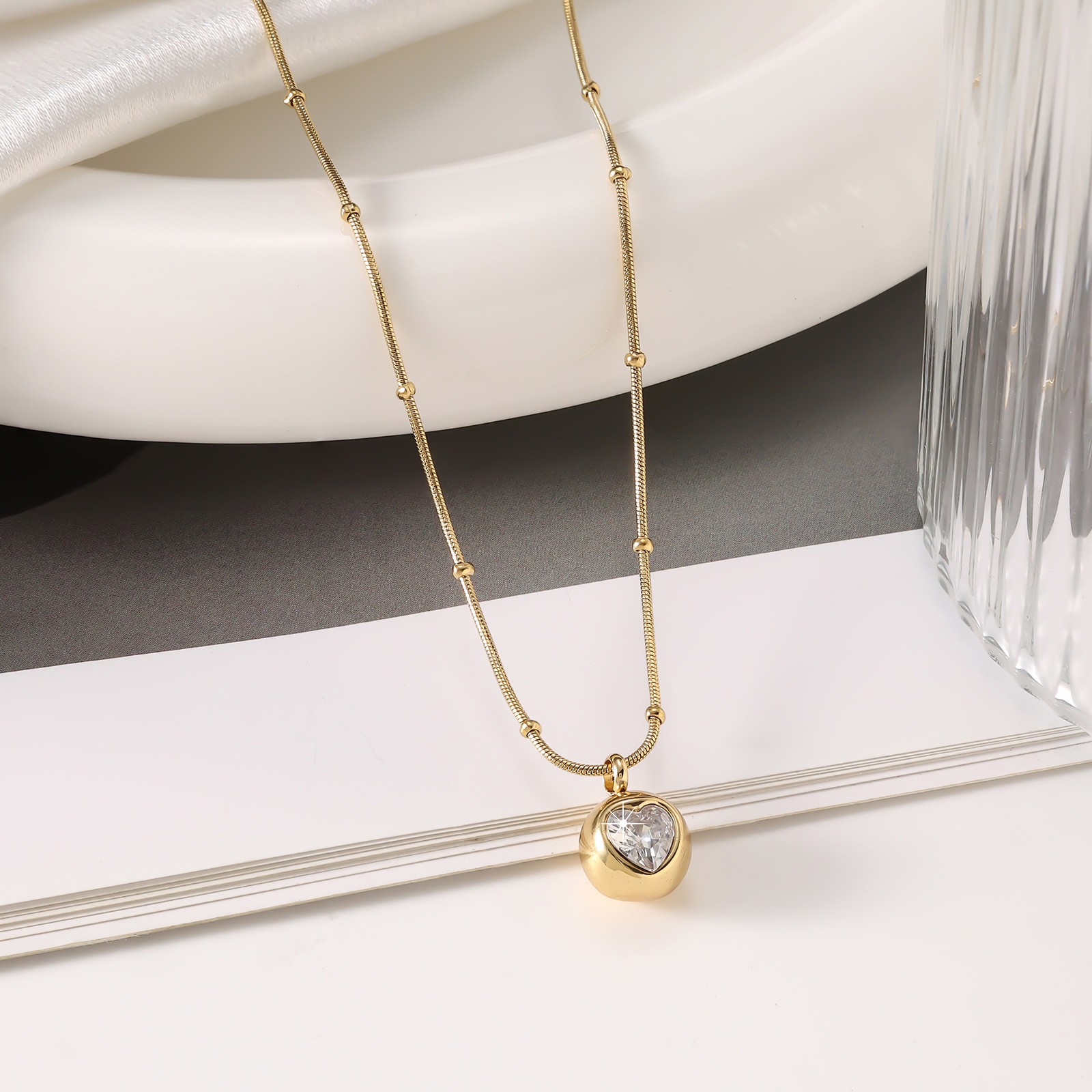 Minimalist Gold Titanium Necklace with Crystal Pendant – Elegant Everyday Jewelry