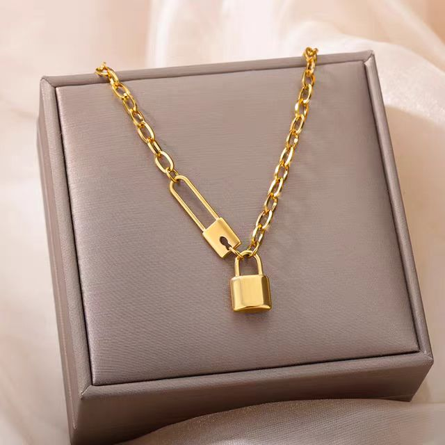Chunky Chain Necklace with Padlock Pendant_Urban Gold Statement Jewelry