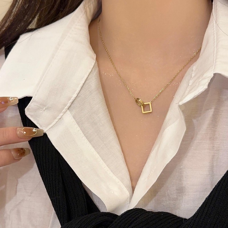 Elegant Titanium Steel Floral Shell Pendant Necklace – Minimalist Gold Chain